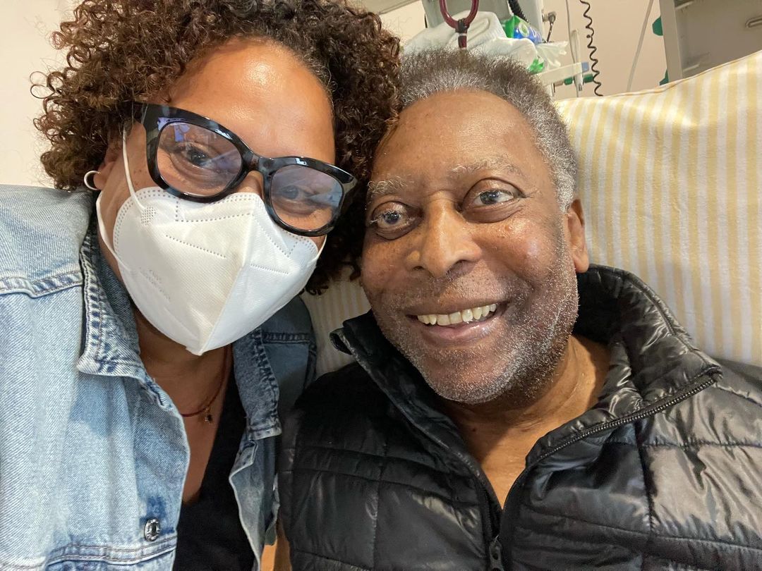 Filha de Pelé posta foto ao lado do pai: "Dois passos para frente e um para trás" (Reprodução/Instagram)