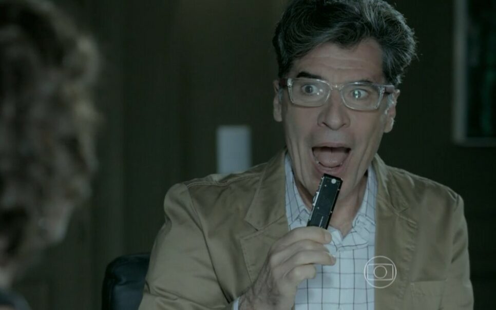 Téo descobre segredo de Maria Marta em Império (Foto: Divulgação/Globo)