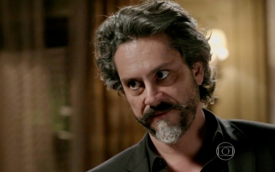 Império: José Alfredo é incapaz de esconder desconfiança sobre Maurílio e se descontrola (Foto: Reprodução)