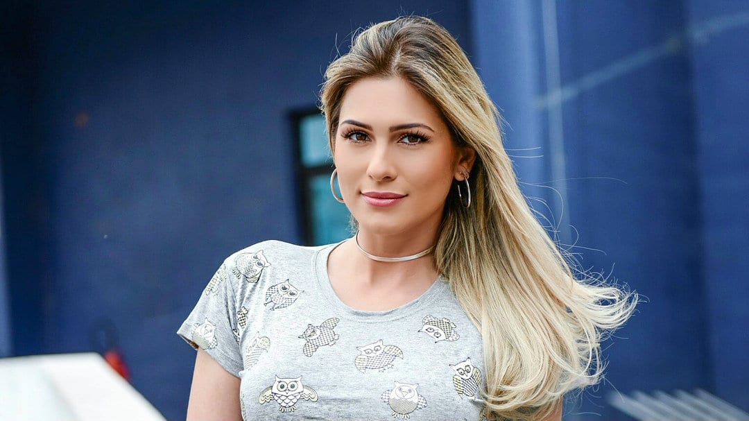 Lívia Andrade é chamada de "amante" por ex-esposa de Luciano Camargo (Foto: Reprodução)