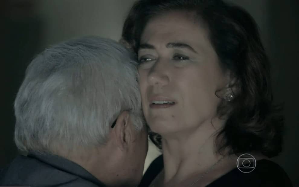 Maria Marta recebe consolo de Silviano após ser humilhada por José Alfredo na trama da Globo (Foto: Reprodução)