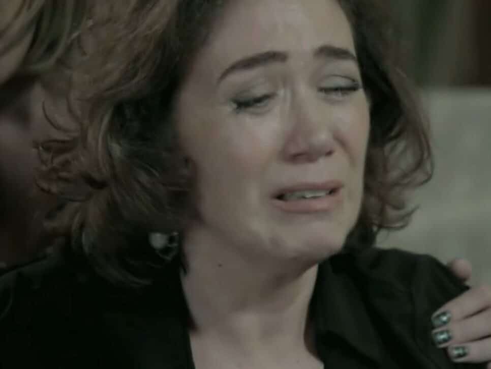 Império: triste, Marta vai parar nos braços de Silviano (Foto: Reprodução)