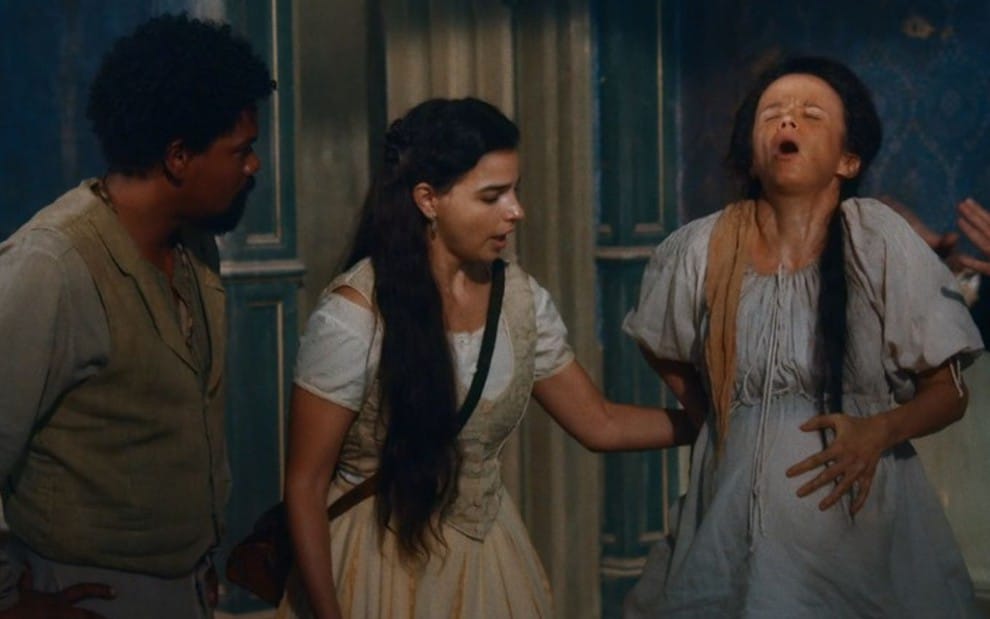 Nos Tempos do Imperador: Pilar ajuda Clemência em parto de gêmeos (Reprodução/Globo)