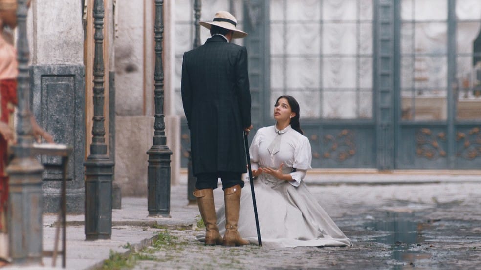 Pilar se ajoelha no meio da rua e pede Tonico em casamento na trama da Globo (Foto: Reprodução)