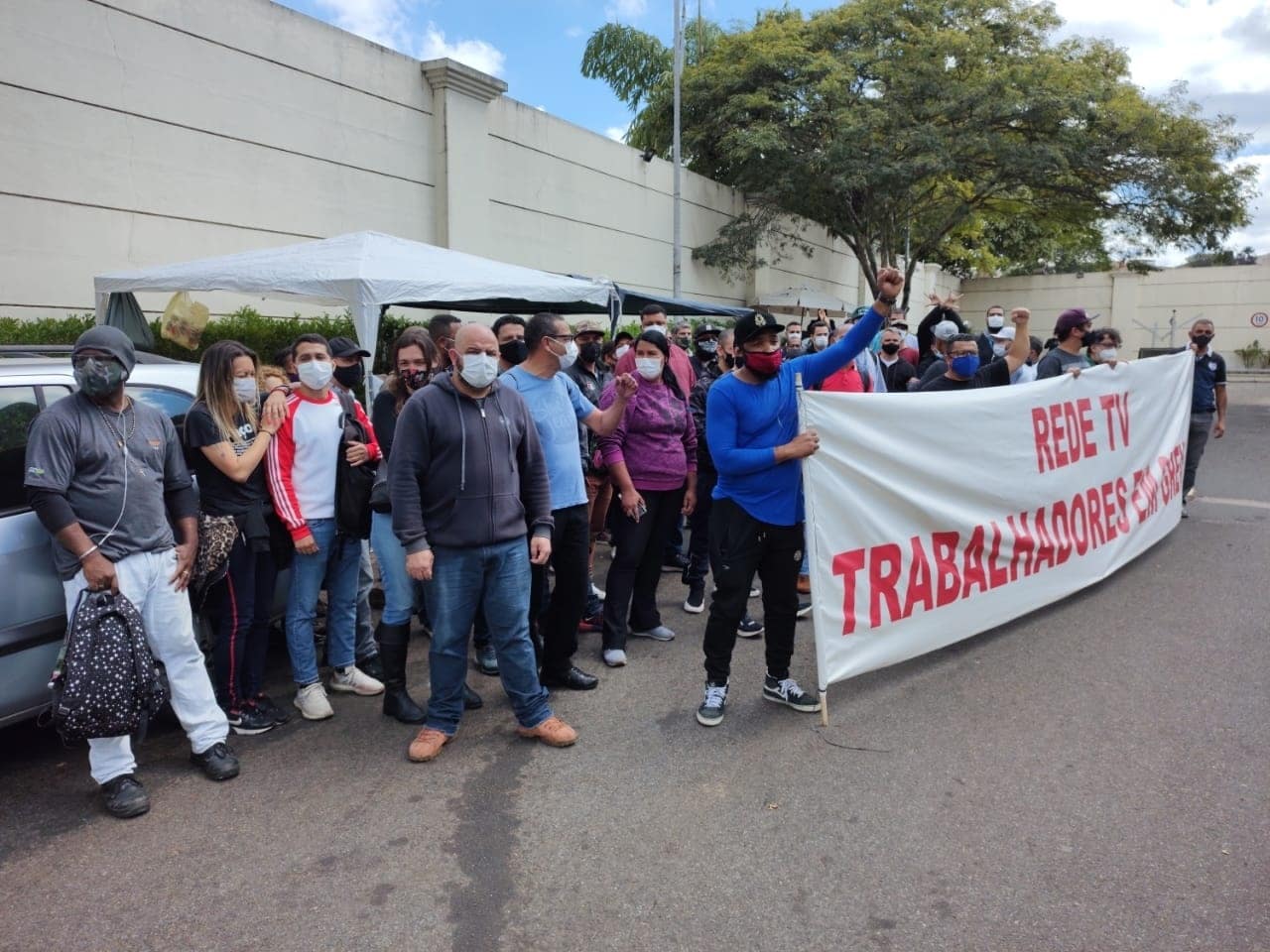 RedeTV! causa confusão ao fazer proibições para grevistas na frente da emissora em Osasco (Foto: Reprodução)