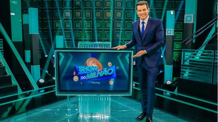 Celso Portiolli chama atenção do público e levanta a audiência do SBT com Show do Milhão, enquanto Record cai com A Fazenda 13 (Foto: Reprodução/SBT)