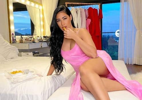 Simaria abusa da sensualidade em micro vestido e exibe corpão escultural (Foto: Reprodução/Instagram)