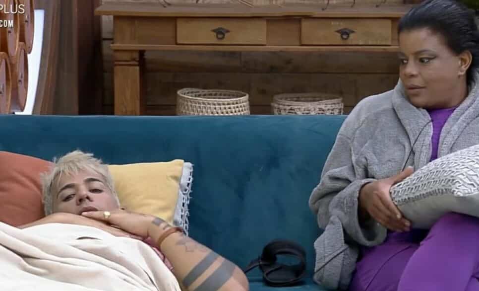 Tati Quebra Barraco e Tiago Piquilo em A Fazenda 13 (Foto: Reprodução/PlayPlus)