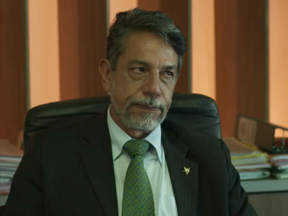 Delegado Siqueira (Marcello Escorel) em Pega Pega (Reprodução/TV Globo).