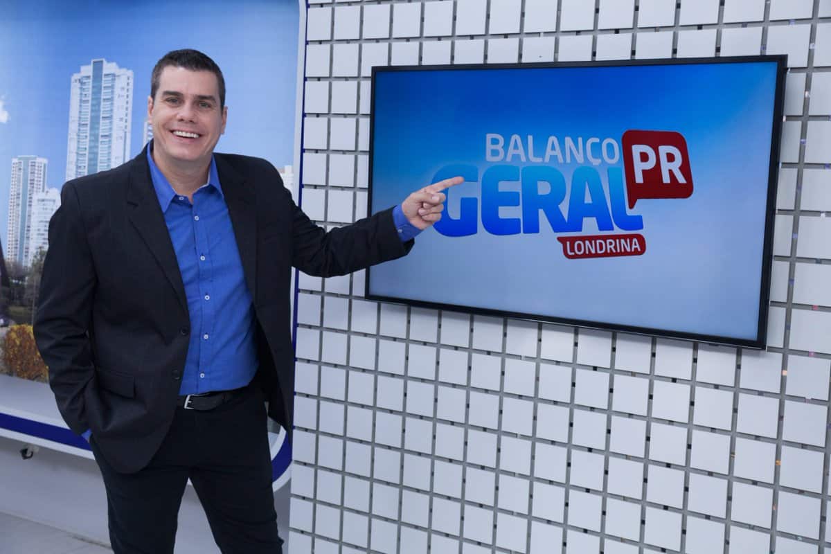 O famoso apresentador do Balanço Geral da Record, Giuliano Marcos fica no escuro (Foto: Reprodução)