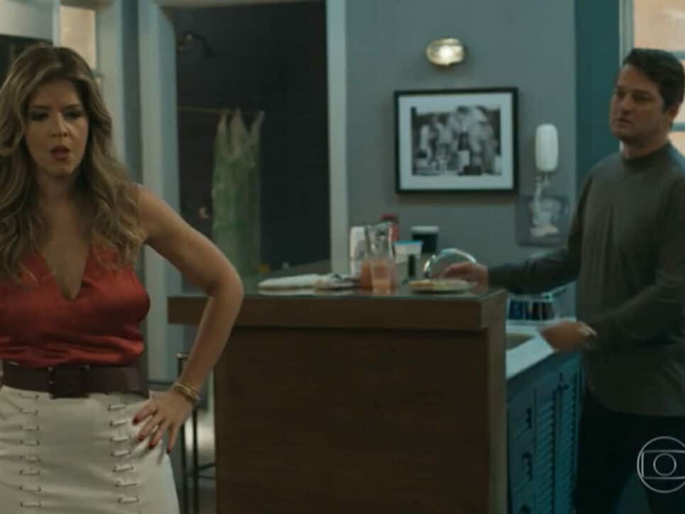 Maria Pia (Mariana Santos) e Malagueta (Marcelo Serrado) em Pega Pega (Reprodução/TV Globo).