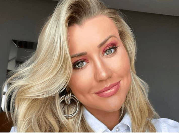 Ana Paula Siebert para tudo ao divulgar foto de fio dental (Foto: Reprodução)