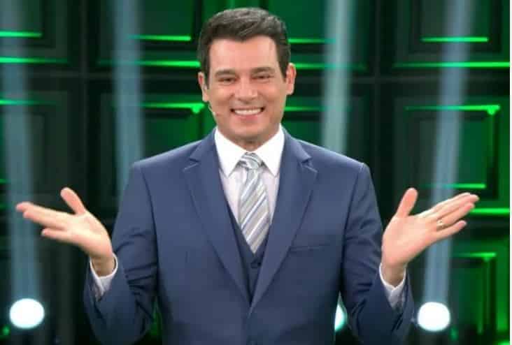 O famoso apresentador do SBT, Celso Portiolli é anunciado ao vivo no Fala Brasil d Record (Foto: Reprodução)