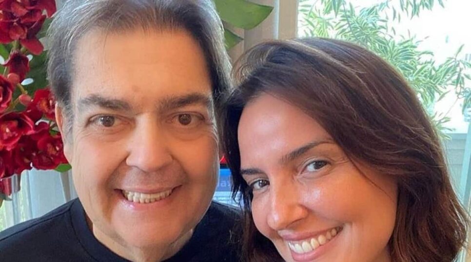 Faustão posa ao lado de esposa (Foto: Reprodução)