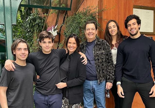 Faustão apareceu em momento família com filhos, esposa e genro (Foto: Reprodução)