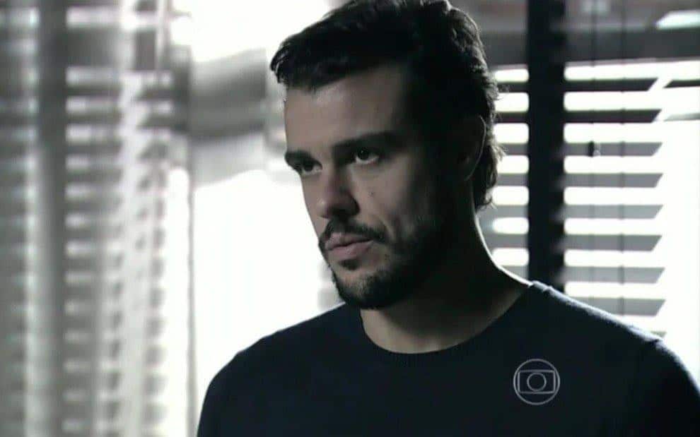 Império: Enrico pega Leonardo no flagra em momento íntimo com namorado e se choca
