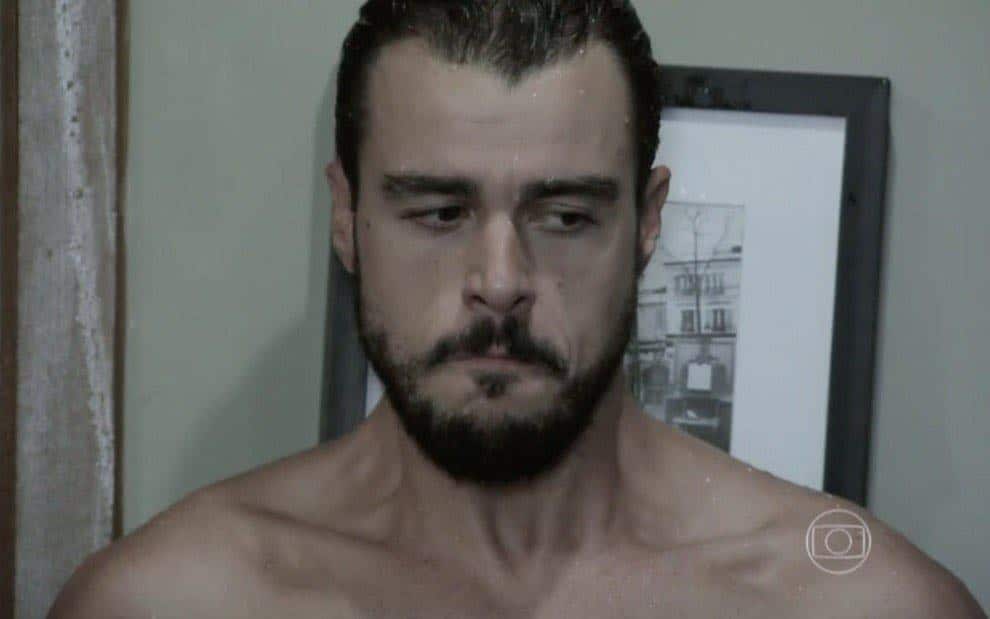 Império: Enrico é encurralado e obrigado a fazer sexo com Felipe: 'É como o papai dele'