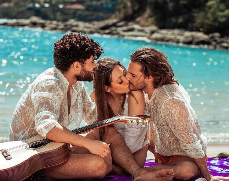 Sobrinho de William Bonner dá beijaço em casal hétero em fotos íntimas