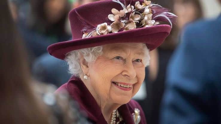 Rainha Elizabeth vai para hospital às pressas e é internada em Londres 