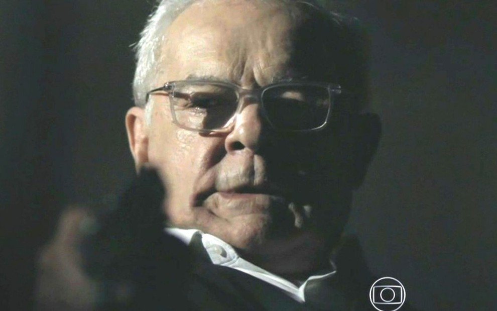 Império: Para se livrar da polícia, Silviano vira assassino e mata testemunhas (Reprodução/Globo)