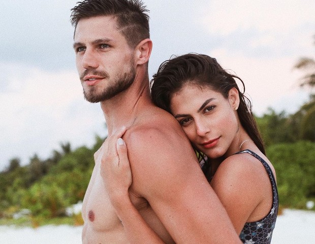 O famoso marido da ex-participante do reality da Globo, Mari Gonzalez, Jonas Sulzbach surge com sunga todo molhado e chama atenção dos internautas (Foto: Reprodução)