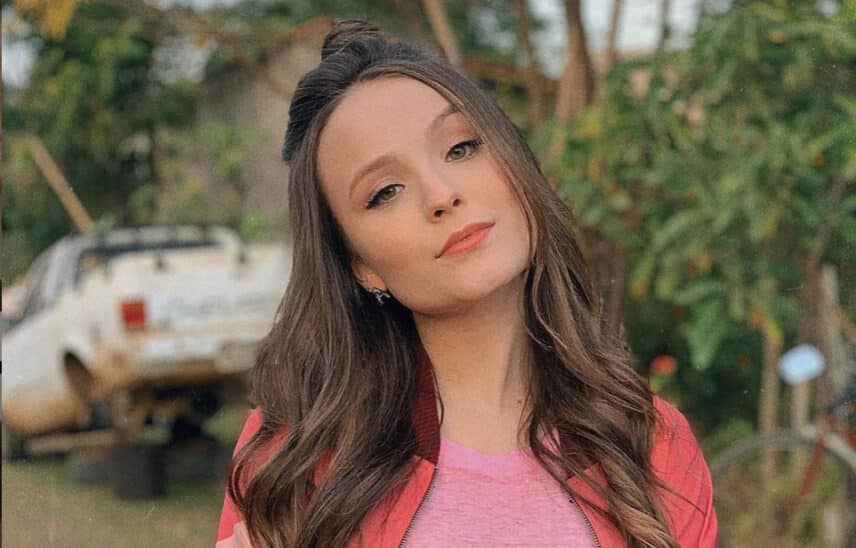 A famosa atriz da Globo, Larissa Manoela chorou ao falar sobre sua nova novela ao lado de Rafa Vitti (Foto: Reprodução)