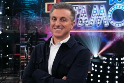 Imagem do post Show dos Famosos: Luciano Huck põe fogo no Domingão e vira piada ao copiar Faustão