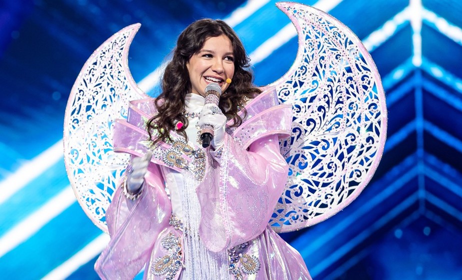 A famosa cantora, Priscilla Alcantara é a nova apresentadora do The Masked Singer da Globo (Foto: Reprodução)