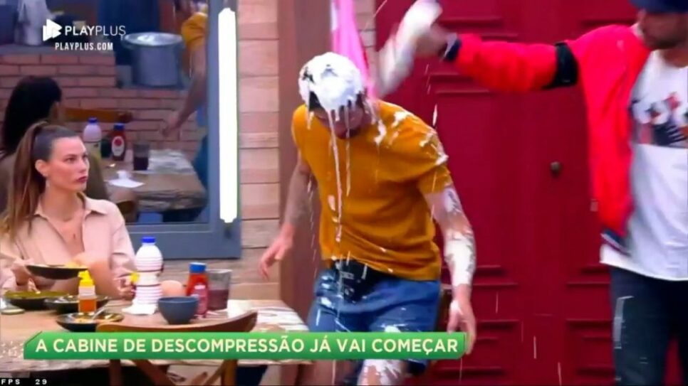 Rico leva yogurte em A Fazenda 13 (Foto: Reprodução) Dynho