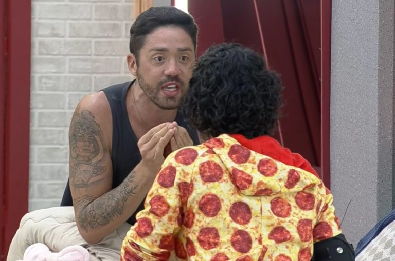 Rico Melquiades e Aline Mineiro brigam durante a madrugada de A Fazenda 2021 (Foto: Reprodução)