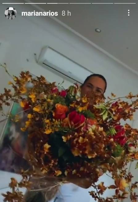 Mariana Rios mostrou nos Stories que recebeu flores, mas não contou que eram de Neymar (Imagem: Reprodução / Instagram)