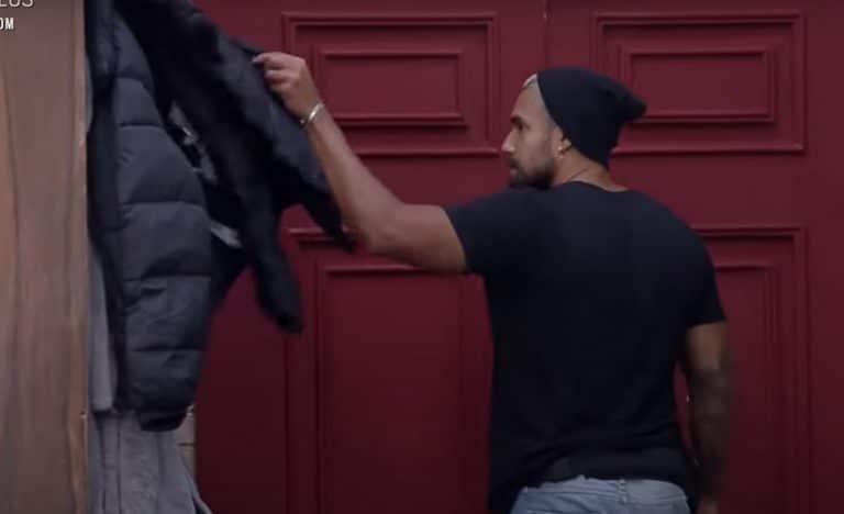 Bil Araújo conferiu o casaco rasgado de Rico Melquiades em A Fazenda 2021 (Imagem: Reprodução / PlayPlus)