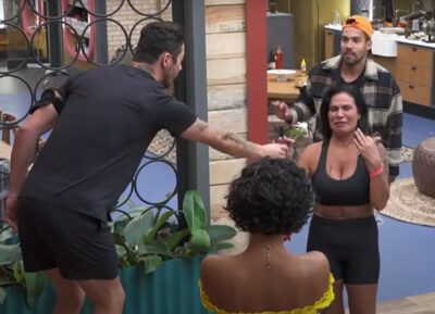 Solange Gomes se emociona ao receber flor de Rico Melquiades. (Imagem: Reprodução / Record)