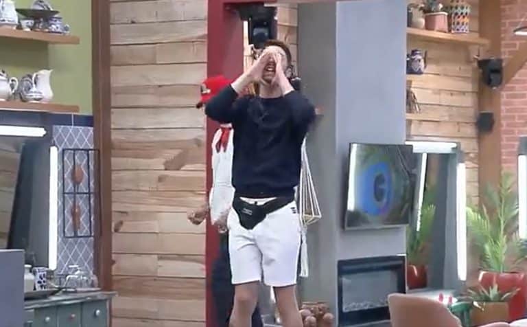 Rico Melquiades grita pela casa contra Dayane Mello. (Imagem: Reprodução / PlayPlus)