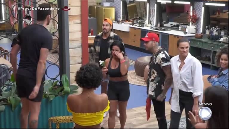 Solange Gomes se emociona ao receber flor de Rico Melquiades. (Imagem: Reprodução / Record)