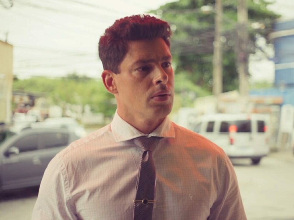 Um Lugar ao Sol: Christian obriga Ravi a cometer crime para conseguir se salvar (Reprodução - TV Globo)