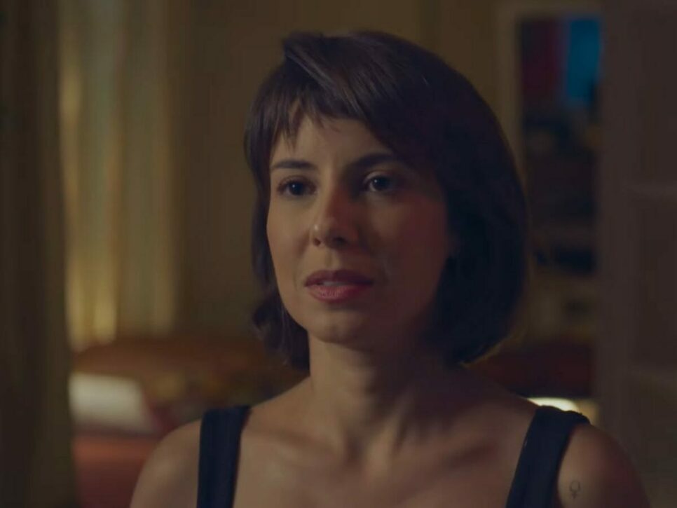 Um Lugar ao Sol: Lara visita túmulo de ex-namorado e quase se depara com ele