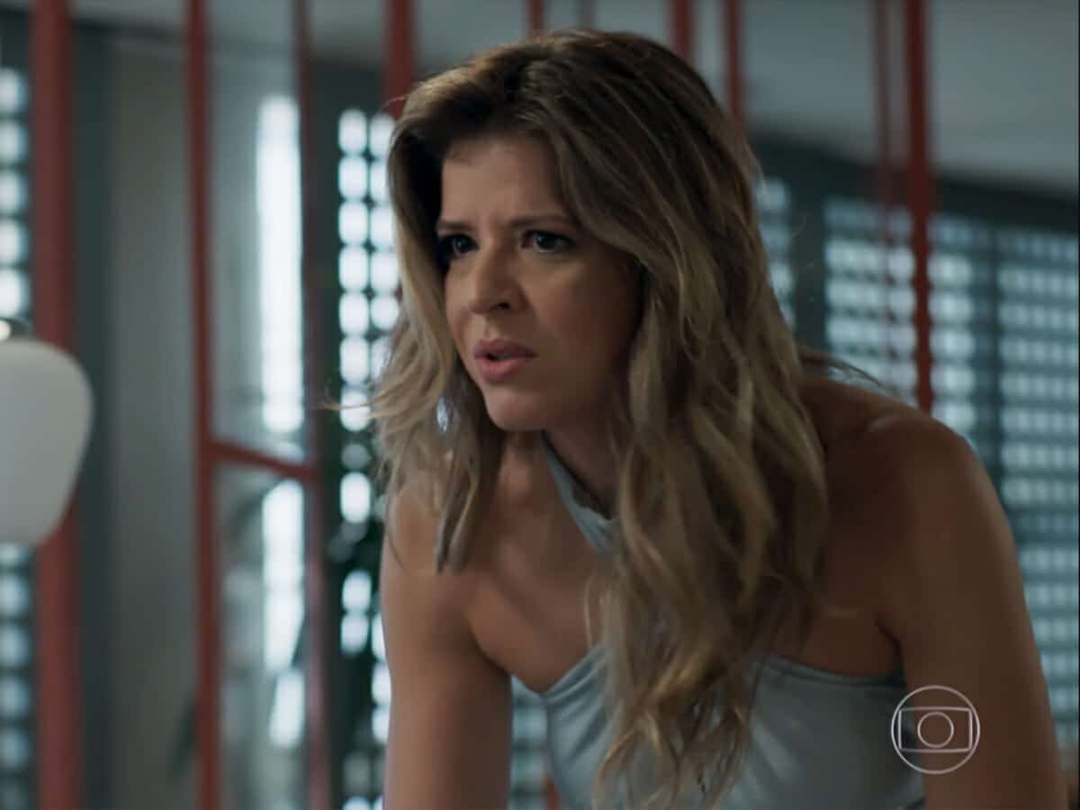 Maria Pia (Mariana Santos) em Pega Pega (Foto: Reprodução/Globo)