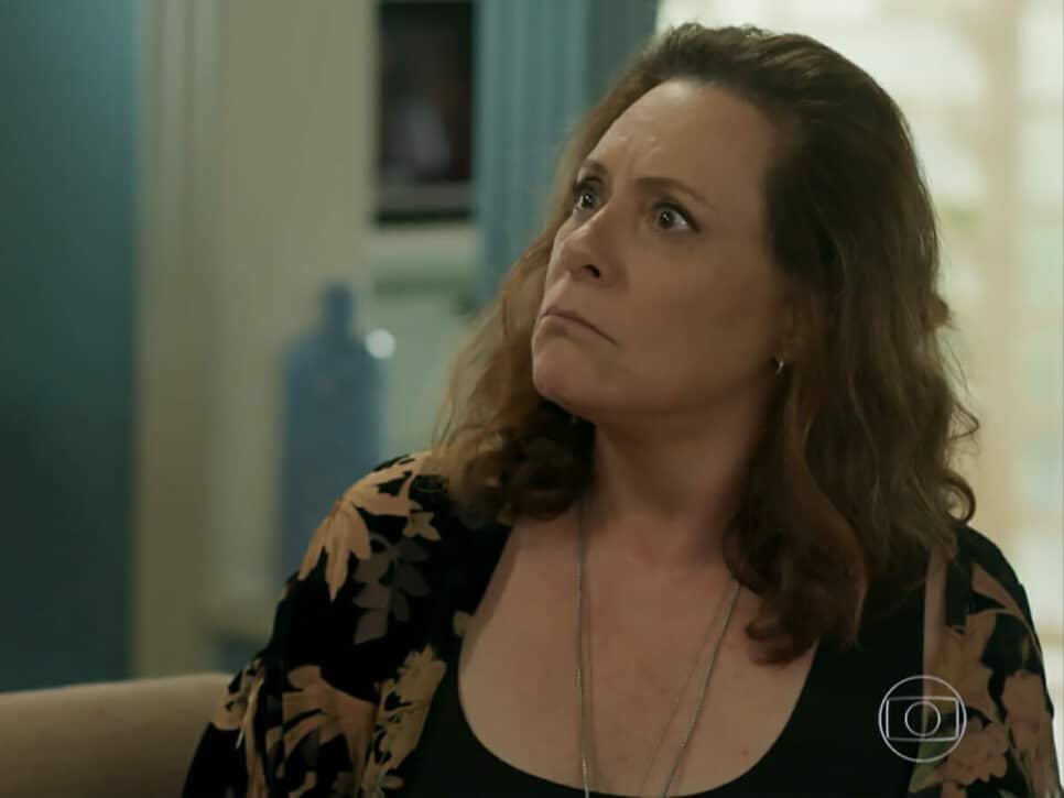 Elizabeth Savala se chateia com a Globo (Foto: Reprodução)