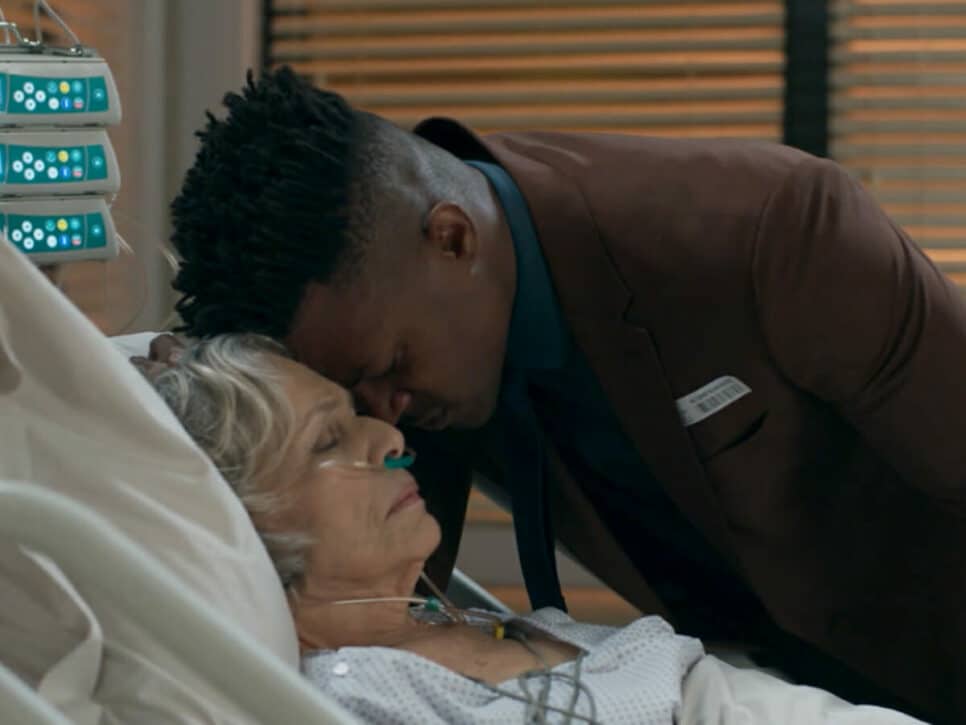 Sabine (Irene Ravache) e Dom (David Júnior) em Pega Pega (Reprodução/TV Globo).