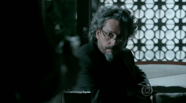 Final de Império: Traição? Josué aponta arma carregada para José Alfredo (Reprodução/Globo)