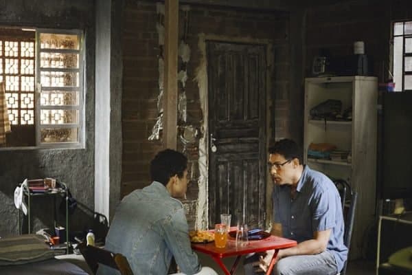 Ravi (Juan Paiva) e Christian (Cauã Reymond) em Um Lugar Ao Sol (Foto: Reprodução)