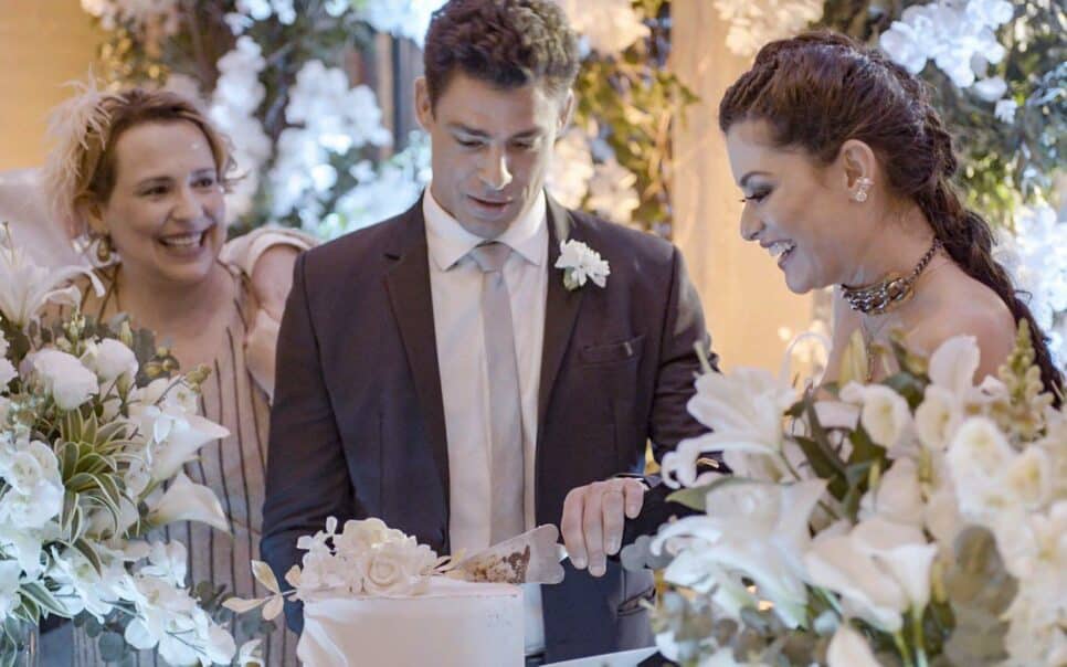 Um Lugar ao Sol: Christian se casa com Bárbara para ter status de 'patrão'