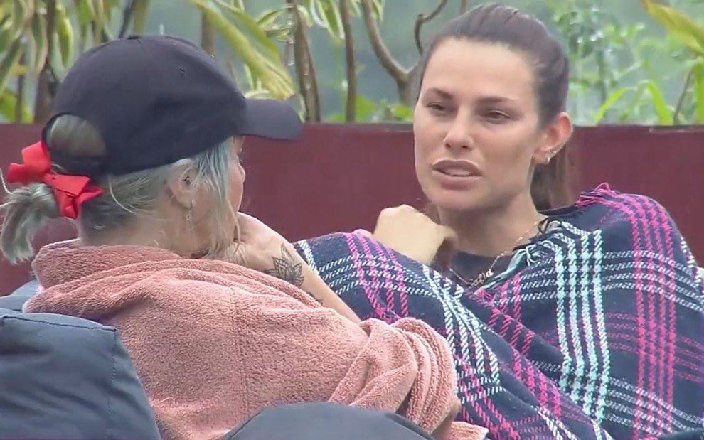 A Fazenda 13: Dayane se faz de vítima e desabafa: 'Tiraram meu brilho'