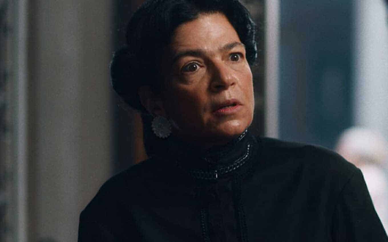 Nos Tempos do Imperador: Zayla sai da prisão e vira o diabo ao se ver livre de novo
