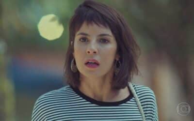 Um Lugar ao Sol: Lara surta e rouba celular de Túlio ao ver 'morto' em vídeo Foto: Reprodução