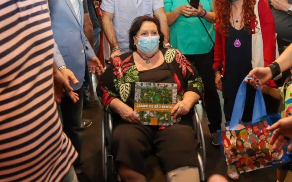 Mãe de Paulo Gustavo sofre acidente e aparece em cadeira de rodas: 'Joelho está imenso'