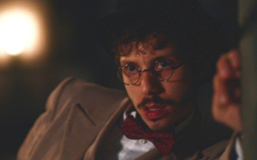 Nos Tempos do Imperador: Nélio bebe todas e parte para cima de Tonico (Reprodução/Globo)