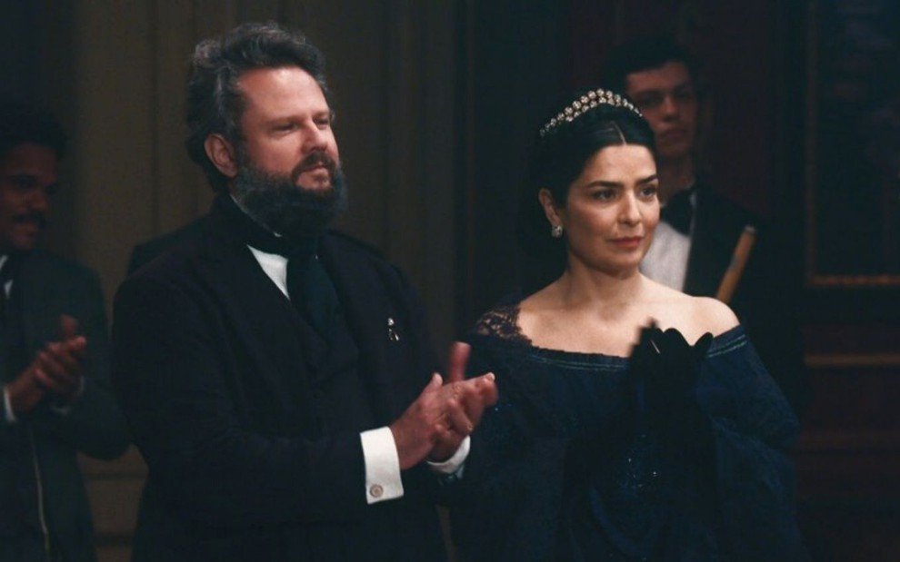 Nos Tempos do Imperador: Hipócrita, Dom Pedro fica com ciúmes de Teresa com Dumas (Reprodução/Globo)