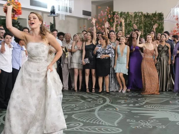 Cristina joga o buque em seu casamento (Foto: Reprodução)